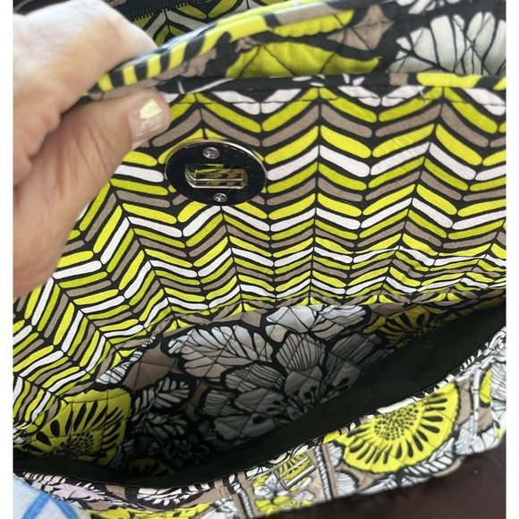 Vera Bradley large zipper tote w/ toggle pocket in Citron pattern Diaper‎ Bag - Picture 6 of 16